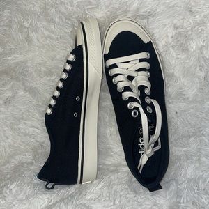 Brand NEW ADIDAS women 8